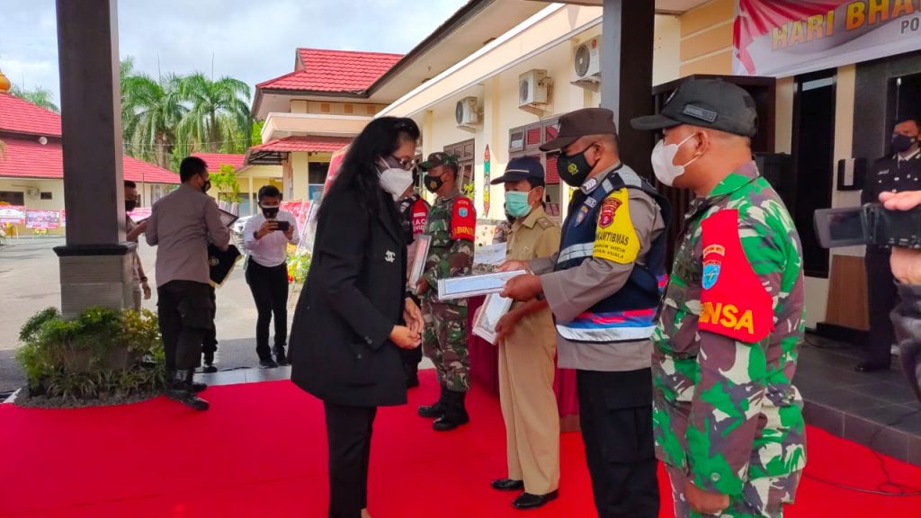 Ketua Pengadilan Negeri saat menyerahkan Penghargaan dari Kapolres Pulang Pisau 